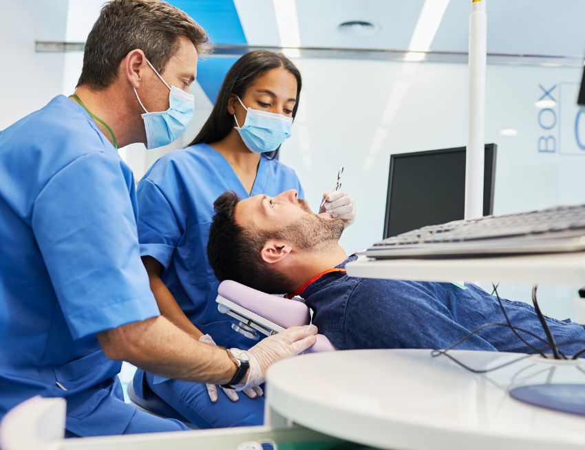Procédure d'implant dentaire en Hongrie